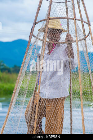 Lago Inle , MYANMAR - Sep 07 : pescatore birmano al Lago Inle Myanmar il 7 settembre 2017 , Lago Inle è un lago di acqua dolce situato nello Stato di Shan Foto Stock