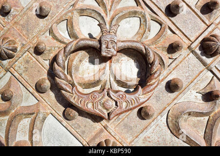 Respingente di un vecchio forgiato porta ornati, st. Anne's chiesa di Vilnius, Lituania Foto Stock