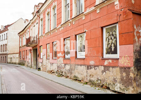 Vilnius, Lituania - 15 settembre 2015: Foto scoperto sulle rovine di vilnius ghetto ebraico vengono visualizzate nelle finestre di un ex ghetto casa di culto Foto Stock