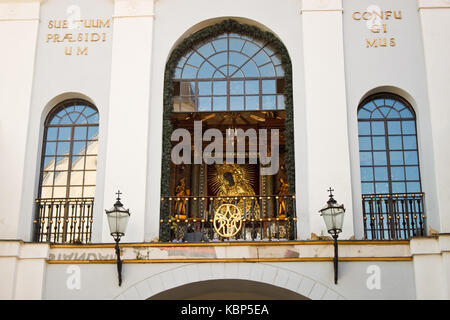 L'icona alla Madonna della Porta dell Aurora nella cappella della Porta dell Aurora di Vilnius, Lituania Foto Stock