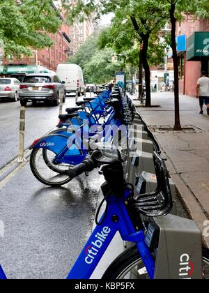 Fila di biciclette blu Citi da utilizzare lungo East 89th Street sul Upper East Side di Manhattan, New York, NY, USA. Foto Stock