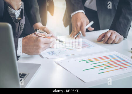 Processo del lavoro di squadra, consulente aziendale analizzando i dati finanziari indicando i progressi compiuti nei lavori dell'azienda. Foto Stock