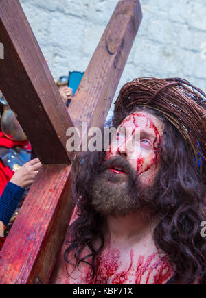 Pellegrino cristiano re-emanare la crucifixtion di Gesù lungo la via dolorosa in Gerusalemme Israele Foto Stock