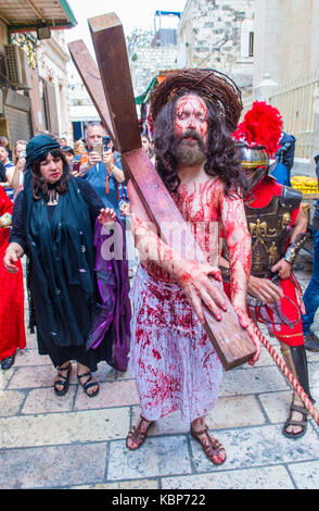 Pellegrino cristiano re-emanare la crucifixtion di Gesù lungo la via dolorosa in Gerusalemme Israele Foto Stock