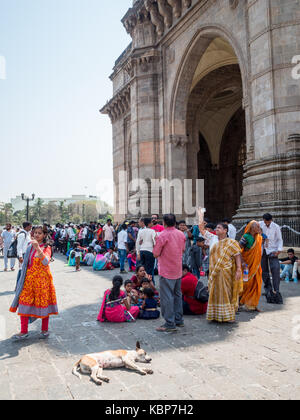 I visitatori al Gateway of India resto sul monumento ombra Foto Stock