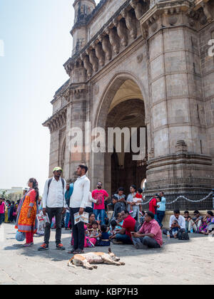 I visitatori al Gateway of India resto sul monumento ombra Foto Stock