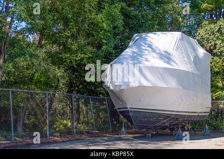 White termoretraibile su power boat yacht in stand Foto Stock