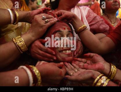 Di allahabad, India. Trentesimo Sep, 2017. indian bengali donne applicare sindoor su ogni altra affaccia durante un rituale chiamato 'skhela indoor a Durga puja pandal in occasione di vijay dashmi festival di Allahabad. Credito: prabhat kumar verma/Pacific press/alamy live news Foto Stock