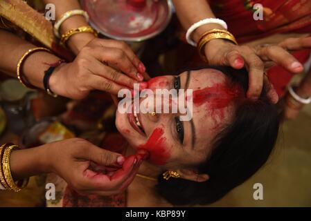 Di allahabad, India. Trentesimo Sep, 2017. indian bengali donne applicare sindoor su ogni altra affaccia durante un rituale chiamato 'skhela indoor a Durga puja pandal in occasione di vijay dashmi festival di Allahabad. Credito: prabhat kumar verma/Pacific press/alamy live news Foto Stock