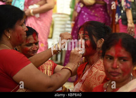 Di allahabad, India. Trentesimo Sep, 2017. indian bengali donne applicare sindoor su ogni altra affaccia durante un rituale chiamato 'skhela indoor a Durga puja pandal in occasione di vijay dashmi festival di Allahabad. Credito: prabhat kumar verma/Pacific press/alamy live news Foto Stock