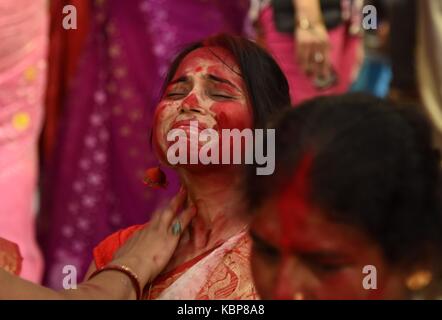 Di allahabad, India. Trentesimo Sep, 2017. indian bengali donne applicare sindoor su ogni altra affaccia durante un rituale chiamato 'skhela indoor a Durga puja pandal in occasione di vijay dashmi festival di Allahabad. Credito: prabhat kumar verma/Pacific press/alamy live news Foto Stock