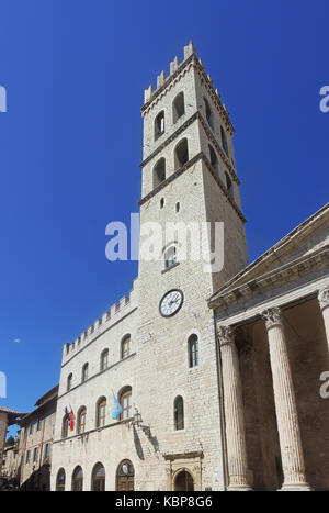 Assisi, Italia, patrimonio mondiale dell UNESCO. Il chiamato Palazzo del Capitano del Popolo e la torre Foto Stock