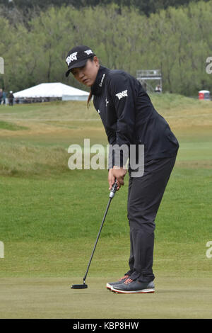 Auckland, Nuova Zelanda. 01 ott 2017. Nuova Zelanda lydia ko putts durante il round finale del mckayson nuova zelanda donna aperta a windross farm di Auckland, in Nuova Zelanda il Ott 1, 2017. dotata di numero uno al mondo lydia ko, il mckayson nuova zelanda open femminile è in assoluto il primo lpga tour evento per essere giocato in Nuova Zelanda. Credito: Shirley kwok/Pacific press/alamy live news Foto Stock