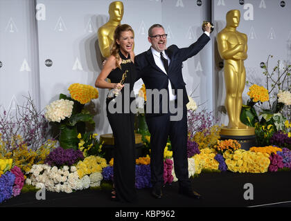 Caitlin Rogers e Morgan Neville si trovano nella sala stampa durante l'86esimo annuale Academy Awards al Loews Hollywood Hotel il 2 marzo 2014 a Hollywood, California. Foto Stock