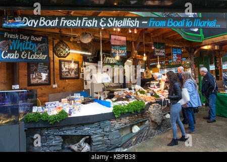 Un pescivendolo al Mercato di Borough, London, England, Regno Unito Foto Stock