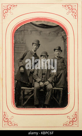 Archivio americano monocromatico ritratto in studio su tintype nel manicotto di carta, di Charles Reynolds Hadden dal porto Byron, NY, STATI UNITI D'AMERICA con due uomini con le medaglie, denominato Hadden Foto Stock