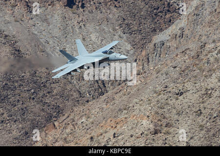 US Navy F/A-18E Super Hornet battenti a basso livello attraverso il Rainbow Canyon (Star Wars Canyon), California, Stati Uniti d'America. Foto Stock