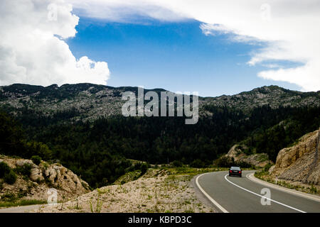 Il secondo la guida Lonely auto sulla strada in Montenegro Foto Stock