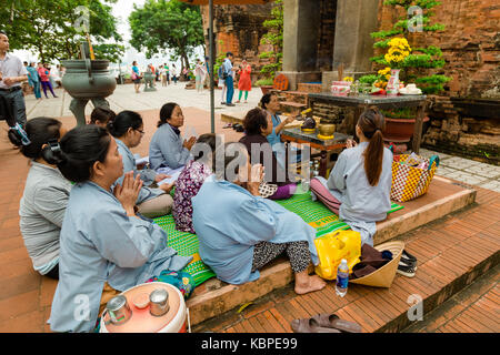 Nha Trang, vietnam - Settembre 25, 2017: pellegrini pregano vicino al tempio di po nagar cham towers. donne in preghiera nella folla di turisti. vista, punto di riferimento Foto Stock