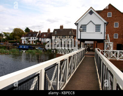 Ponte sul fiume Avon lungo la severn modo, accanto al mulino tewesbury, Tewkesbury, Gloucestershire, Regno Unito Foto Stock