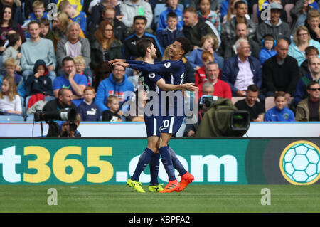 Tottenham Hotspur del ben davies celebra il punteggio al suo fianco il secondo obiettivo del gioco durante il match di premier league a John Smith's Stadium, Huddersfield. Foto Stock