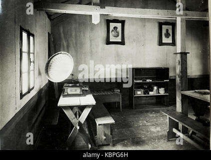 Un'illustrazione storica della prima guerra mondiale, che mostra una casa dei soldati (Soldatenheim) nella zona di Gross Fanes, Tirol, raffigurante la vita in tempo di guerra all'inizio del XX secolo. Foto Stock