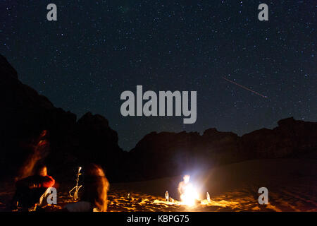 Wadi Rum deserto di notte Foto Stock