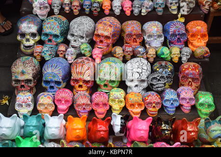 Teschi colorati venduto in un negozio nel mercato di Ubud a Bali, in Indonesia Foto Stock