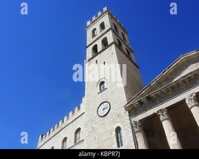 Assisi, Italia, patrimonio mondiale dell UNESCO. Il chiamato Palazzo del Capitano del Popolo e la torre Foto Stock