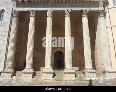 Assisi, Italia, patrimonio mondiale dell UNESCO. il tempio di Minerva si trova nel centro della città Foto Stock