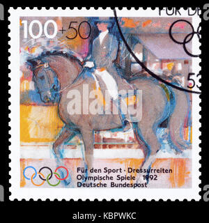 Annullato francobollo stampato dalla Germania, che promuove olimpiadi estive ed invernali, circa 1992. Foto Stock