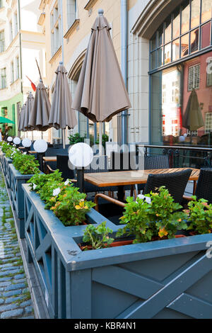 Empty street cafe nella città vecchia di Riga Foto Stock