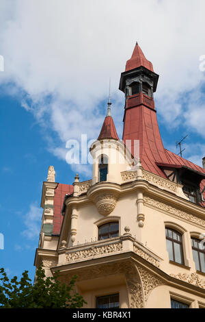 Frammento di stile Art Nouveau (Jugendstil) sulla facciata di una casa, Riga, Lettonia. Foto Stock