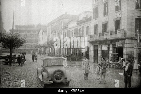Questa fotografia raffigura le inondazioni nella città di Errenteria, catturando l'impatto di forti piogge nella zona. Fa parte di una collezione che documenta gli eventi meteorologici storici della regione. Foto Stock