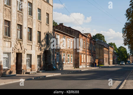 Riga, Lettonia - 03 settembre 2014 - street con vecchie case in legno nel centro della città Foto Stock