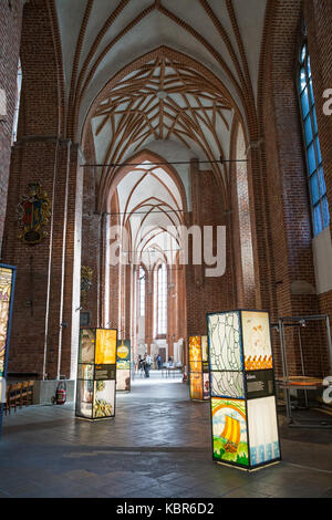 Riga, Lettonia - 04 settembre 2014 - Mostra d'arte nella chiesa di San Pietro, Riga, Lettonia Foto Stock