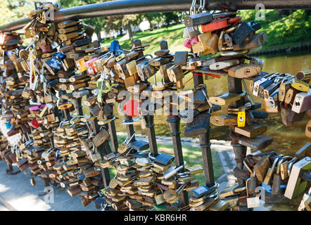 Riga, Lettonia - 04 settembre 2014 - Amore si blocca nella riga. Le serrature sono su un piccolo ponte pedonale nel parco vicino alla città di canal Foto Stock