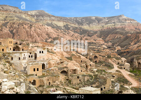 Grotta abbandonate case in città cavusin, Cappadocia, Turchia Foto Stock