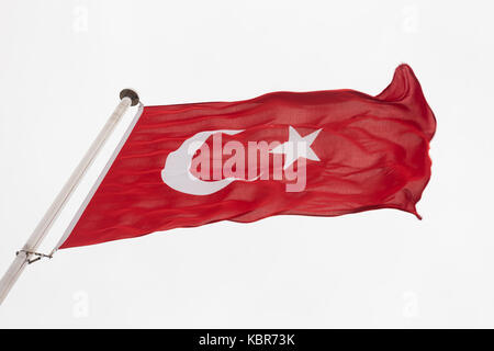 Bandiera turca sventolare nel vento su sfondo bianco Foto Stock