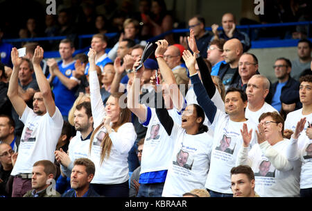 Chelsea fans indossare magliette dedicato a Chelsea fan denis murphy che morì nella torre grenfell tragedia durante il match di premier league a Stamford Bridge, Londra. Foto Stock