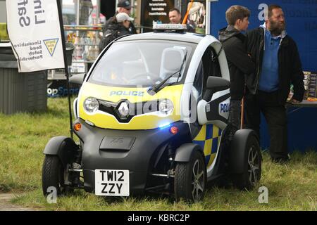 Renault Twizy elettrico auto della polizia al primo airshow tenuto in settembre a RAF Scampton nella periferia della città di Lincoln Inghilterra GB UK 2017 Foto Stock