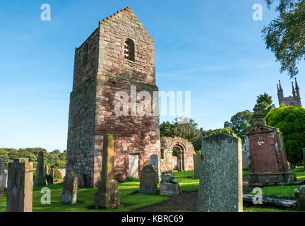 Vecchia torre colombaia in antico sagrato, Stenton Chiesa Parrocchiale, East Lothian, Scozia, con le vecchie lapidi. Foto Stock