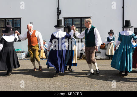 Morris ballerini in tradizionale costume gallese Foto Stock