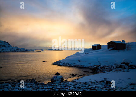 Sunrise al più posto a sud delle isole Lofoten, A, in Norvegia., Sonnenaufgang am südlichsten Ort der Lofoten, in Norwegen. Foto Stock