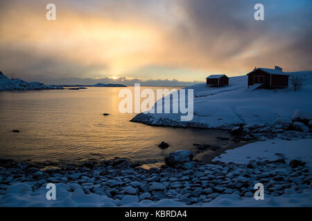 Sunrise al più posto a sud delle isole Lofoten, A, in Norvegia., Sonnenaufgang am südlichsten Ort der Lofoten, in Norwegen. Foto Stock