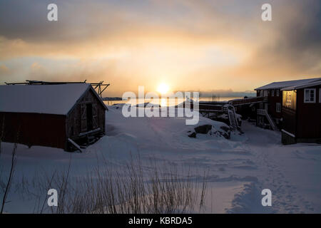 Sunrise al più posto a sud delle isole Lofoten, A, in Norvegia., Sonnenaufgang am südlichsten Ort der Lofoten, in Norwegen. Foto Stock