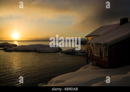 Sunrise al più posto a sud delle isole Lofoten, A, in Norvegia., Sonnenaufgang am südlichsten Ort der Lofoten, in Norwegen. Foto Stock