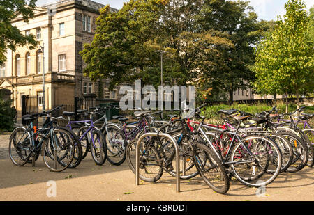 Un sacco di studente biciclette parcheggiate fuori Old Royal Infirmary, ora centro di Edimburgo per l'innovazione di carbonio (ECCI), Università di Edimburgo, Scozia, Regno Unito Foto Stock
