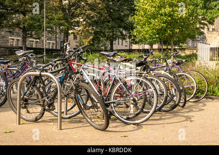 Un sacco di studente biciclette parcheggiate fuori Old Royal Infirmary, ora centro di Edimburgo per l'innovazione di carbonio (ECCI), Università di Edimburgo, Scozia, Regno Unito Foto Stock