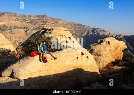 Gli escursionisti a cupole bianche trail, Dana riserva della biosfera, Dana, Giordania Foto Stock